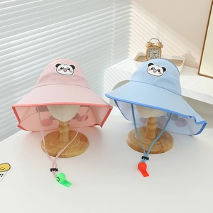 Dettaglio cappello sole bimbi con ricamo panda, rete traspirante e fischietto