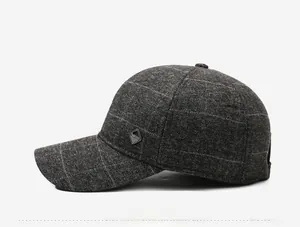 Vista laterale dettagliata del cappellino da baseball grigio a quadri con logo in metallo
