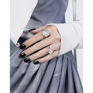 S925 sterling silver flower rings with micro-set zircon and pearls on female hand