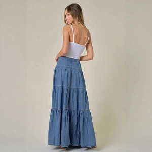 Gonna lunga in denim blu a strati con volant stile bohémien e look invecchiato