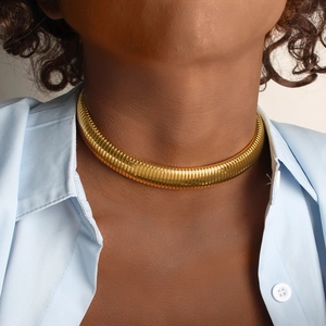 Vintage style gold snake chain choker with striped texture for women on model