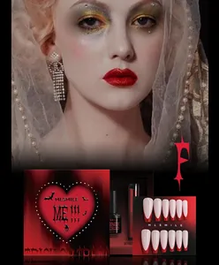 Halloween Make-up Set mit roten French Nails und Vampir-Blutkosmetik in der Nahaufnahme