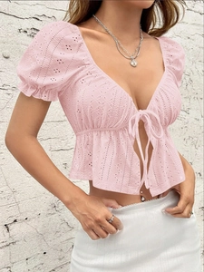 Roze crop top met borduurwerk, v-hals, pofmouwen, vetersluiting en ruches details