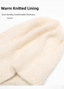 Détail de la doublure de bonnet en tricot crème montrant une densité et épaisseur
