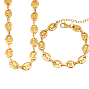 Dettaglio del set di gioielli in acciaio inossidabile dorato 18K a maglia chicco di caffè