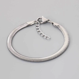Dettaglio del bracciale a catena serpente d'argento con chiusura a moschettone e catena