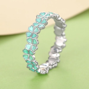 Macro de bague trèfle avec placage argent et feuilles en émail vert tendre