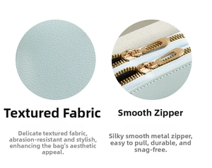 Dettaglio della texture in pelle azzurra con motivo litchi e doppie cerniere in metallo oro
