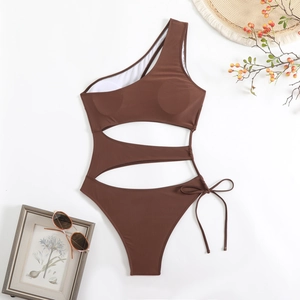 Maillot de bain marron une épaule avec découpes, détails noués et accessoires d'été