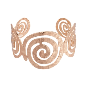 Bracelet manchette ajustable en or rose avec design évidé à texture martelée