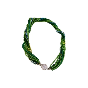 Collier élégant à plusieurs rangs de perles vertes avec design torsadé et fermoir strass
