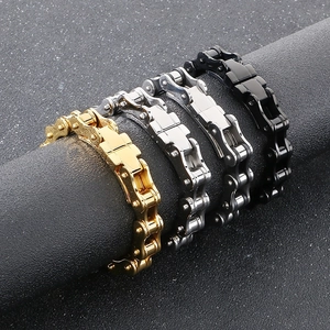 Dettaglio di bracciali a catena meccanica per bicicletta in acciaio lucido oro e nero
