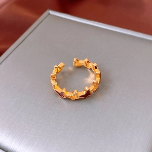 Détail macro d'une bague papillon plaquée or 18 carats avec finition émail rouge