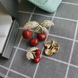 Ensemble broche cerise en émail rouge et boucles d'oreilles avec feuilles en cristal brillant