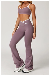 Detail van lavendelkleurige flared yogabroek met V-vormig crossover taille-ontwerp