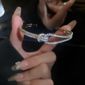 Elegante zilverkleurige gekruiste armband met zirkonia kristallen in luxe verfijnde stijl