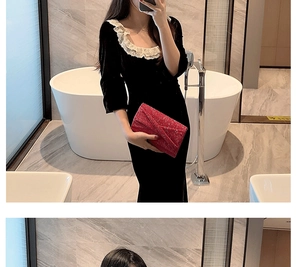 Détail de la pochette enveloppe à paillettes rouges portée avec une robe noire