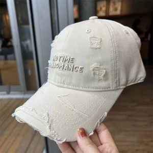 Detail der beigen Baumwollkappe im Distressed-Look mit Stickerei No Time For Romance