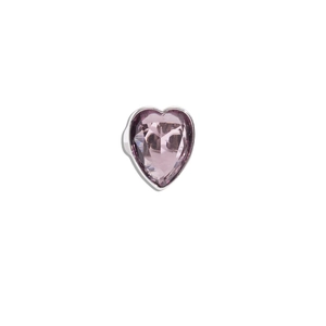 Bague argentée avec un grand zircon violet en forme de cœur sur fond blanc pur