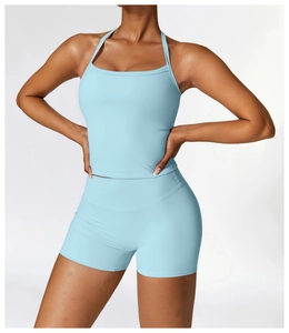 Vue de face de l'ensemble de yoga bleu clair avec haut licou et short taille haute