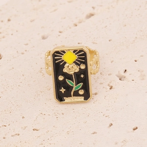 Bague en acier doré avec design tarot émail noir représentant les amoureux et motifs roses