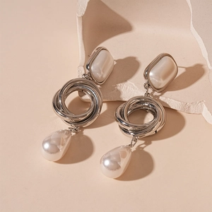 Eleganti orecchini geometrici a goccia con anelli argentati e perle a goccia