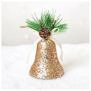 Gros plan d'une cloche de Noël dorée scintillante avec pommes de pin et nœud en toile