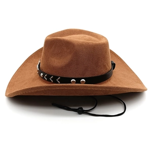 Cappello da cowboy scamosciato marrone con fascia in pelle, borchie e laccetto regolabile