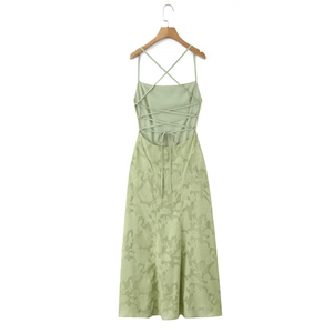 Elegantes grünes Jacquard-Midikleid mit Schnürung am Rücken und dünnen Trägern am Bügel