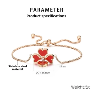 Dettaglio del bracciale regolabile in acciaio inossidabile oro rosa con ciondolo a cuore rosso
