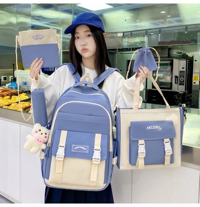 Detailansicht eines 5-teiligen Rucksack-Sets in Blau und Beige mit Taschen und Beuteln