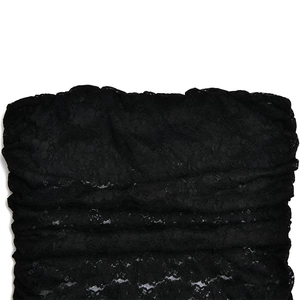 Gros plan détaillé sur la texture en dentelle florale d'une robe bustier noire
