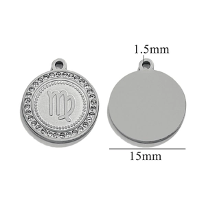Dettaglio macro del ciondolo Vergine da 15mm con cristalli lucidi e placcatura oro 18K