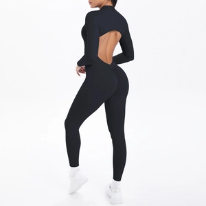 Detail des langärmligen Yoga-Jumpsuits mit Rückenausschnitt und Scrunch-Butt-Lifting-Effekt