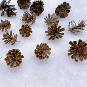 Pommes de pin en plastique brun pour décoration de Noël et artisanat sur fond de neige