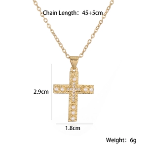 Dettaglio della collana a croce placcata oro 18K con misure e intarsio di perle e zirconi