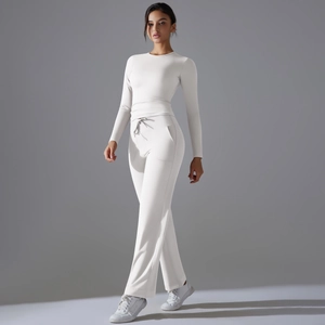 Détail de l'ensemble de yoga blanc crème avec pantalon large à cordon et haut à manches longues