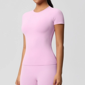 Détail du tissu extensible évacuant l'humidité sur le t-shirt de sport cintré pour femme