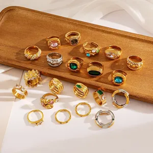 Vue détaillée de bagues vintage en or et argent avec des pierres de zircon colorées