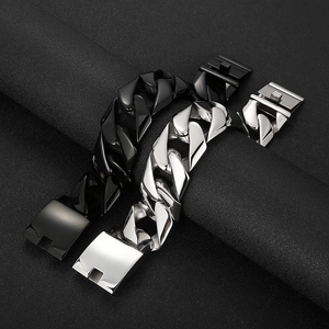 Détail de bracelets gourmette de 31mm en argent poli et acier noir mat pour homme