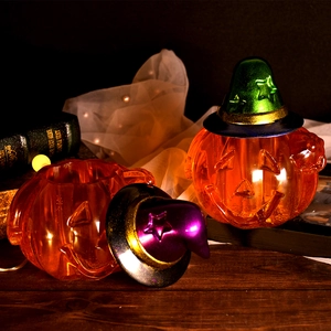 Vue détaillée de pots citrouille d'Halloween avec chapeaux de sorcier pour décoration