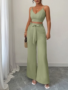 Dettaglio completo verde salvia con top con scollo a V e pantaloni larghi con cintura
