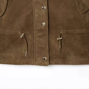Veste à capuche en suédine marron foncé avec boutons-pression en métal et cordon à l'ourlet