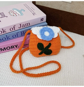 Handmade crochet mini flower crossbody bag, sweet cute wool coin purse single shoulder bag details.