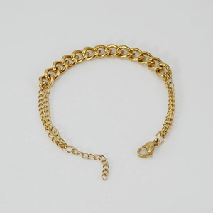 Detail of 18K gold stainless steel chain bracelet with mixed linkage and lobster clasp