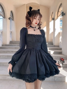 Detalle de vestido de princesa negro con mangas abullonadas, encaje y cordones de estilo gótico