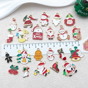 Set di 50 ciondoli natalizi in smalto con Babbo Natale e pupazzi di neve per gioielli