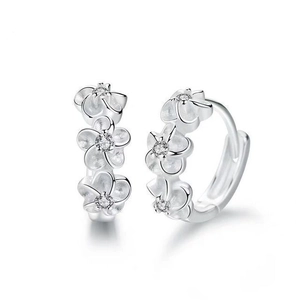 Eleganti orecchini a cerchio a fiore in argento con zirconi lucidi per donna