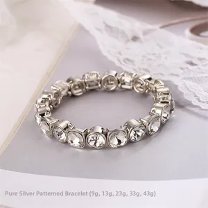 Detailansicht eines Retro-Silberarmbands mit Zirkonia-Steinen in verschiedenen Gewichten