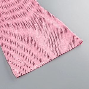 Détail du tissu rose avec des pois à paillettes argentées scintillantes